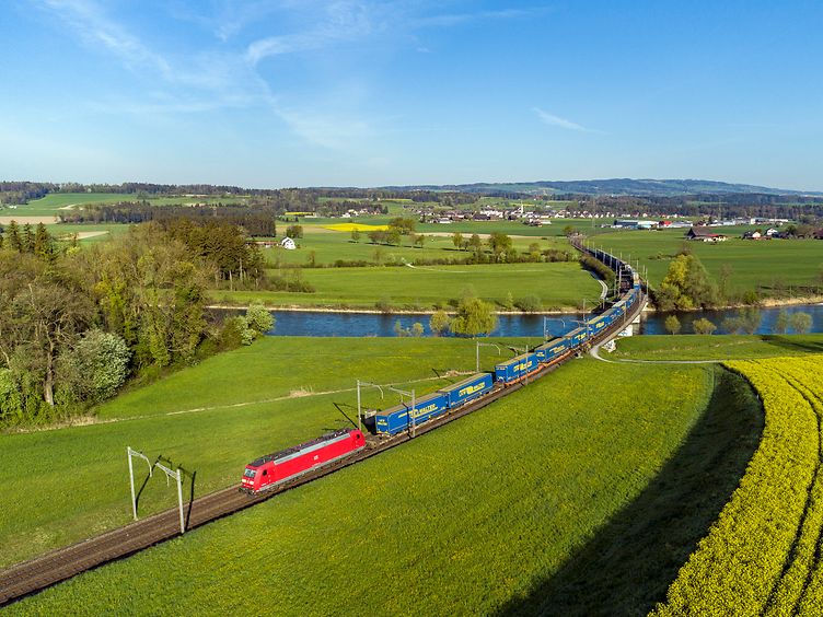 Train de marchandises DB Cargo sur fond de paysage verdoyant